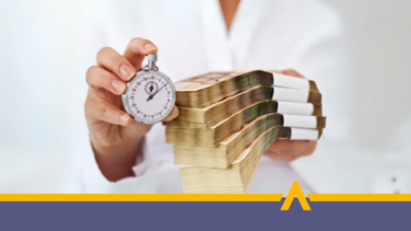 Człowiek w białej koszuli trzymający gotówkę w jednej ręce oraz stoper w drugiej