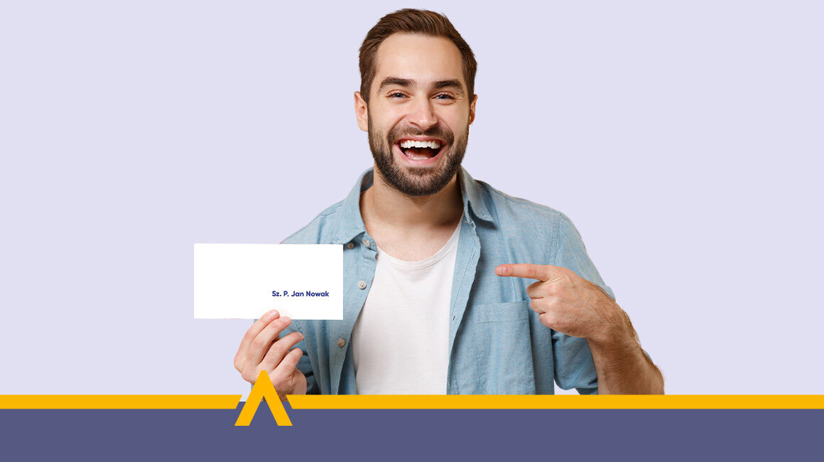 Zadowolony mężczyzna prezentujący kopertę z napisem "Sz. P. Jan Nowak"