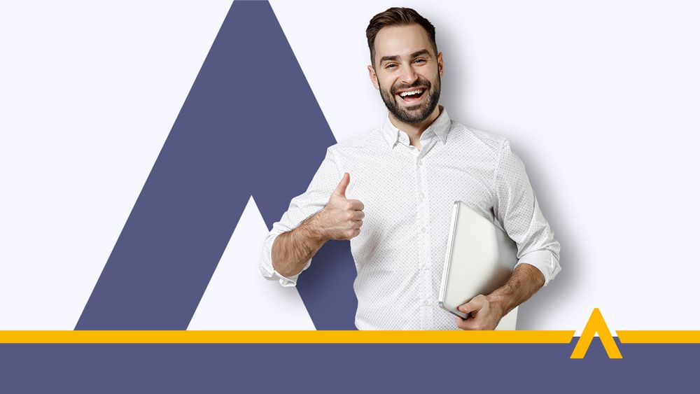 Uśmiechnięty mężczyzna z laptopem w ręku pokazujący kciuk w górę na tle graficznego symbolu