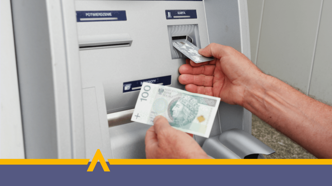 Wypłata gotówki z bankomatu – banknot 100 zł i karta płatnicza