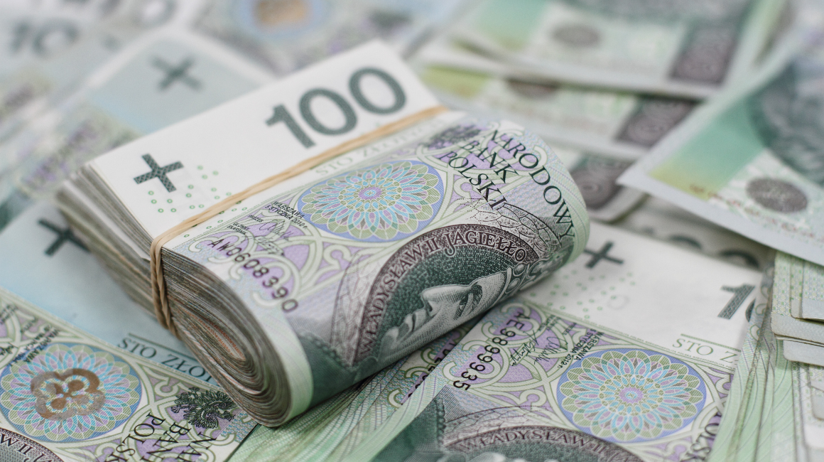 Zwinięta paczka banknotów 100 zł